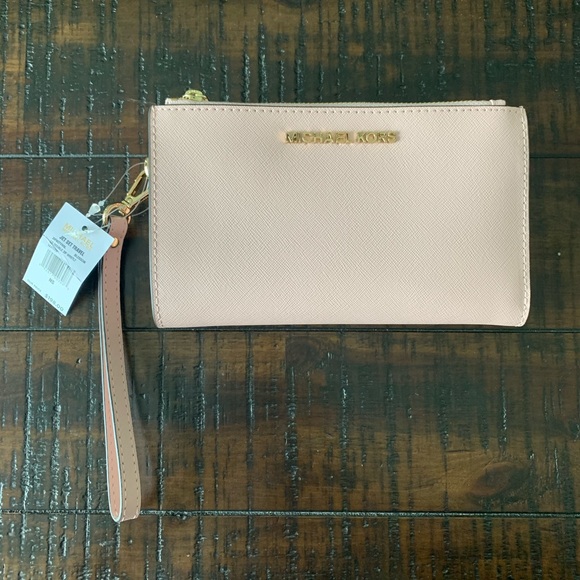 Michael Kors Handbags - Michael Kors Jet Set Travel Double Zip Wristlet ✈️
